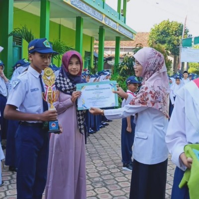 PENYERAHAN PENGHARGAAN JUARA I KSM IPA TERPADU 2024